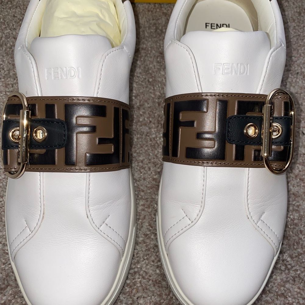 Fendi Logo Strap Leather Low-Top Sneakers/Vitello FF Embossed Ultra White Maya
